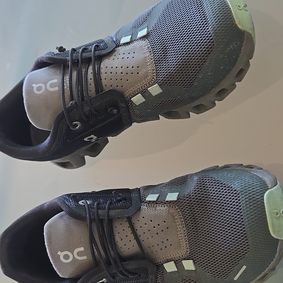 On Running Women's Black and Gray Shoes - Picture 2 of 12